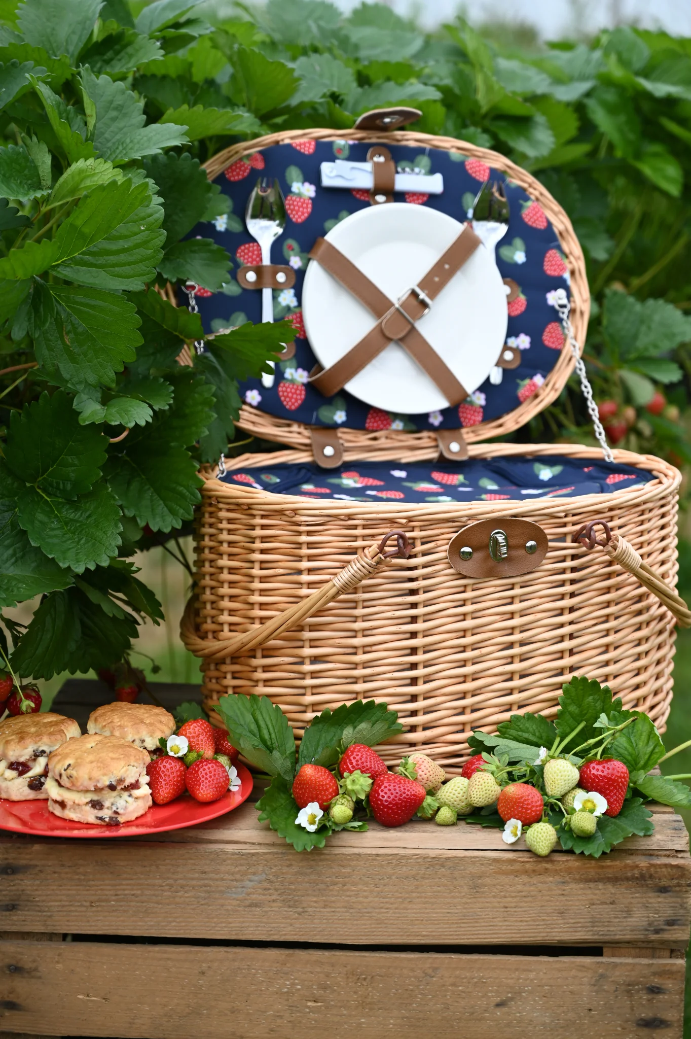 Beau Strawberries & Cream 2 Person Insulated Filled Picnic Basket - Image 2