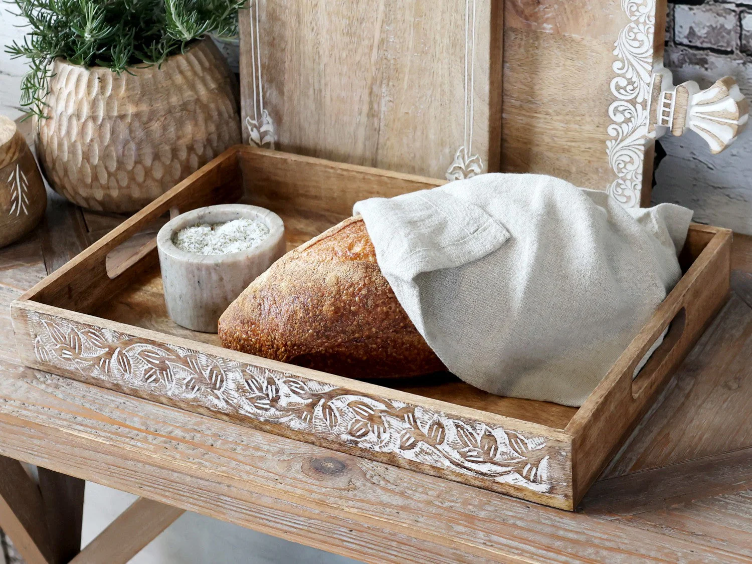 Chic Antique Tours Tray in wood w. carvings
H5.5/L59/W35.5 cm nature