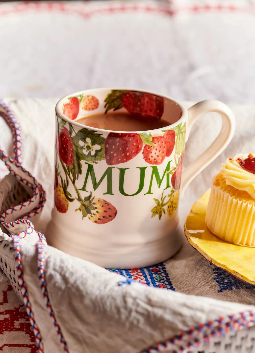 Emma Bridgewater Strawberries Mum 1/2 Pint Mug - Image 2
