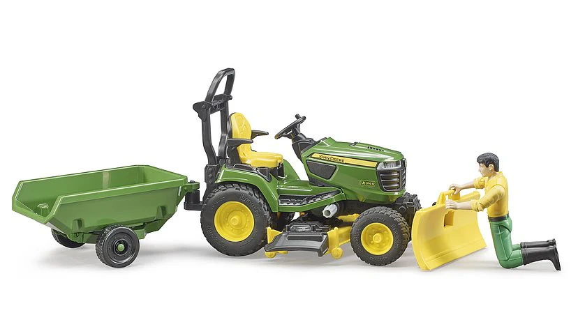 BRUDER JOHN DEERE RIDE ON MOWER/TRAILER/ WITH GARDENER - Image 2