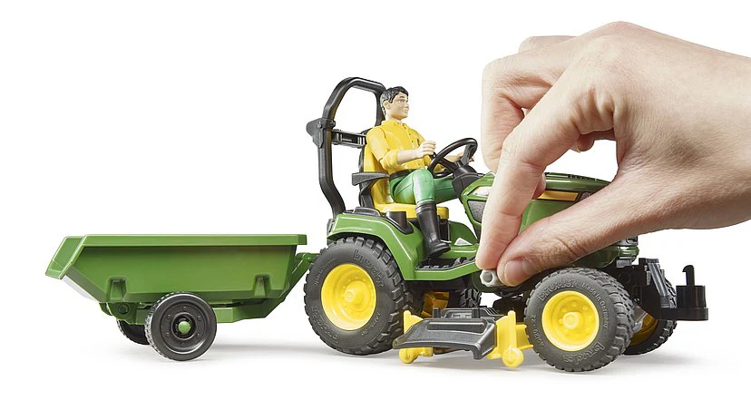 BRUDER JOHN DEERE RIDE ON MOWER/TRAILER/ WITH GARDENER - Image 3